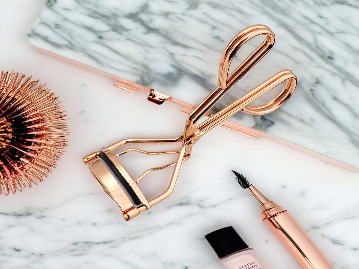 Verbessern Sie Ihr Gesicht: Das beste Roségold-Wimpern-Curlers, das Sie haben müssen